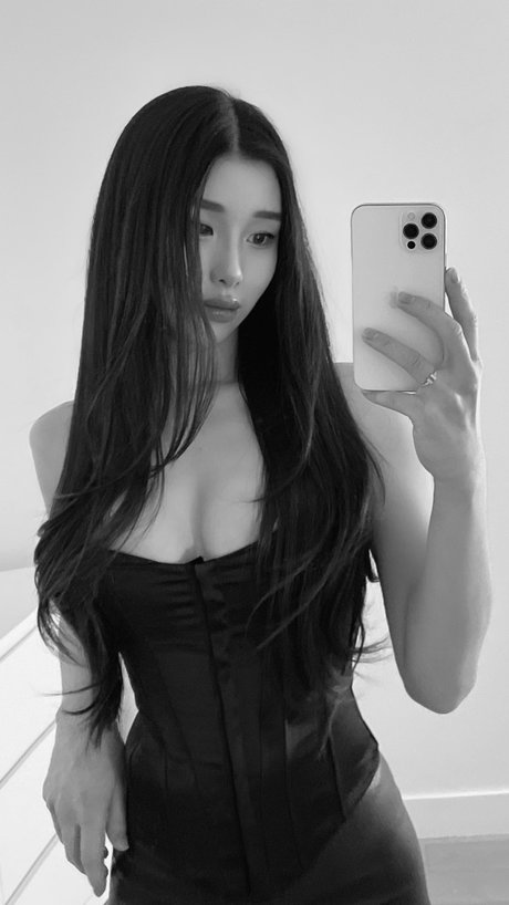 Mari Bambei art model pics