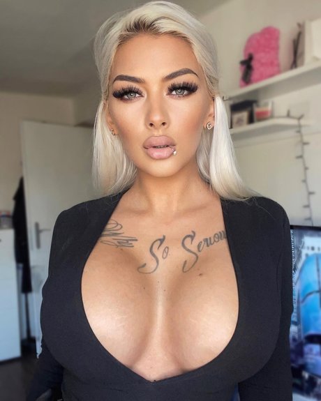 Deminecka  star nude photo
