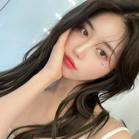 Lee Hayun  top profile image