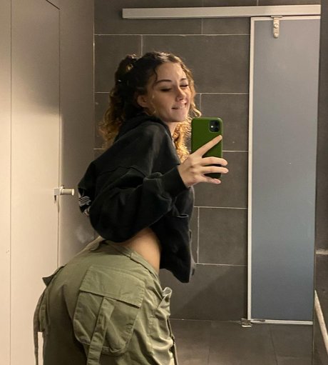 Aleynakutluay pornstar top picture