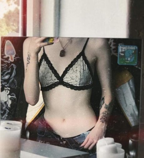 Bat Brookes  sexy model img