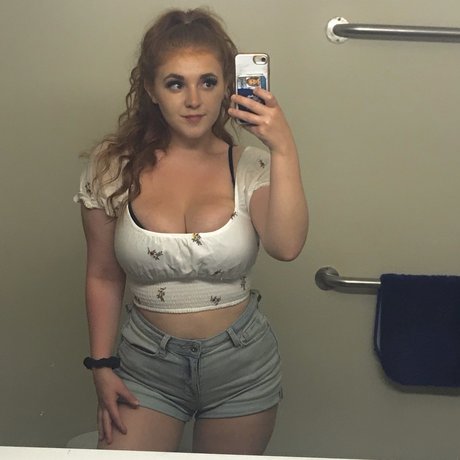 Basicallycatx star naked pic