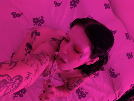 Hardsentimentalz naked model photo