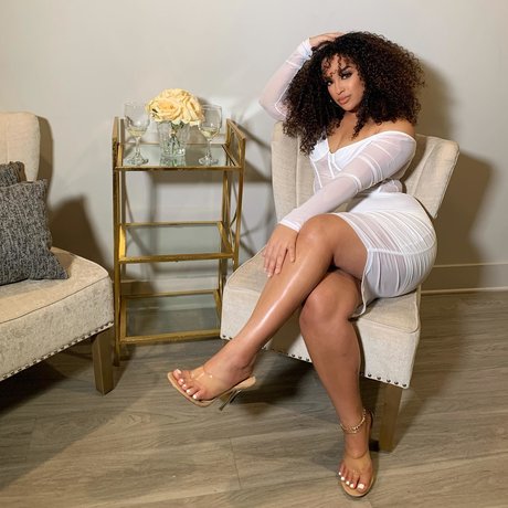 Falliie sexy star pic