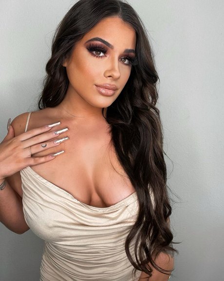 Taylor Stewart pornographic model img
