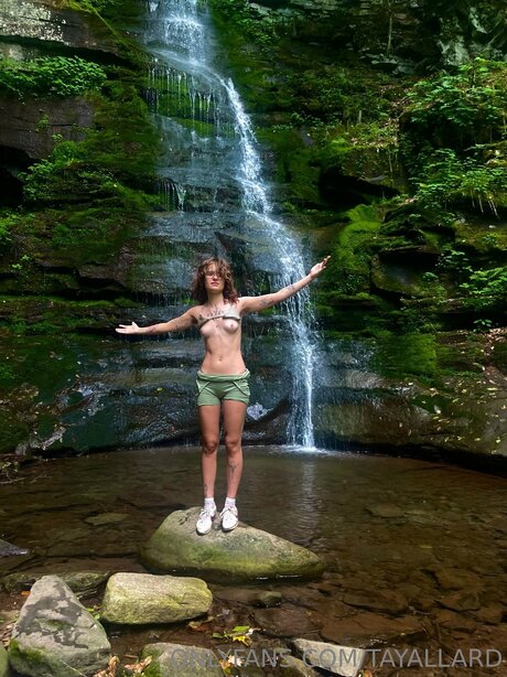 Tayallard model nude photo