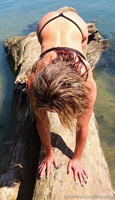 Farahskyy model beautiful pics