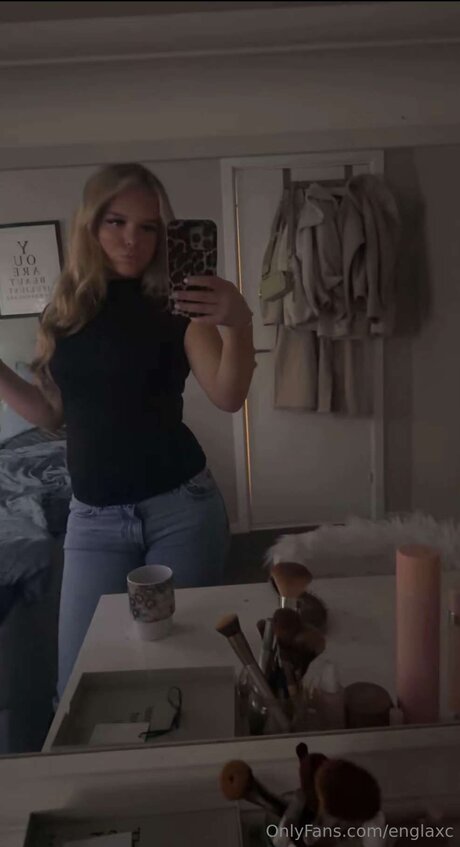 Englaxc model nude photos