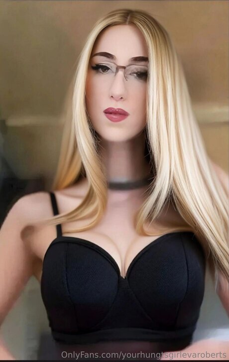 Yourhungtskenziegurl model erotic image