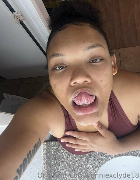 bonniexclyde18 pornstar nude image