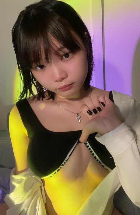 yukxwaii hot model image