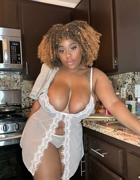 msyummys model naked photo