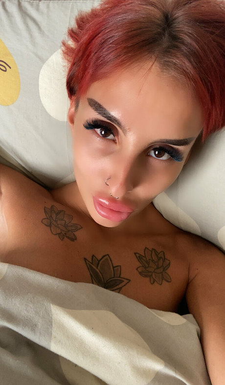 arielgratis sexy model photo