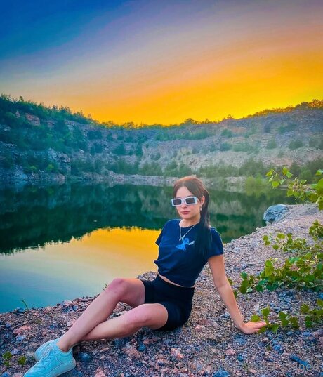 Shine Lia model beautiful galleries