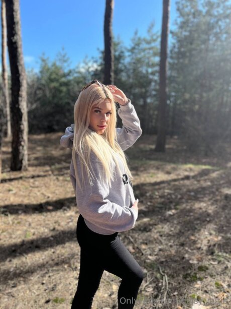 Daisy Cutie model xxx photo
