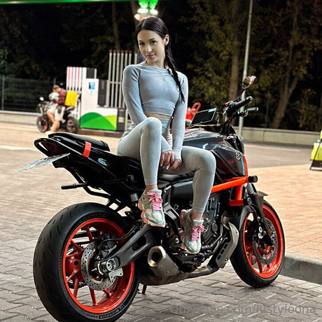 Lustyloona hot model gallery