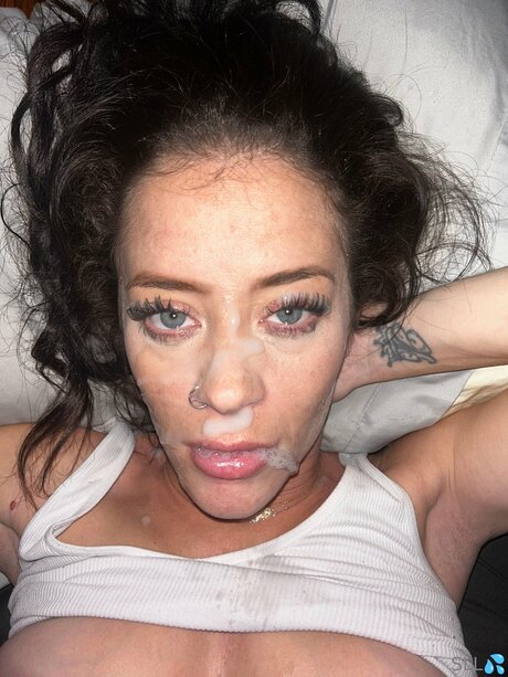 Sassylittleleo nude actress photo