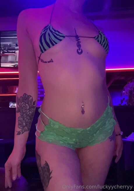 Luckyycherryy model top photo