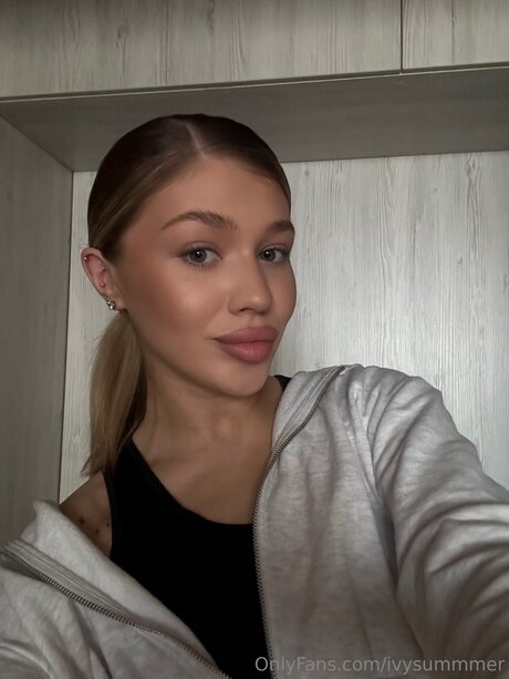 Ivysummmer pretty pornstar image