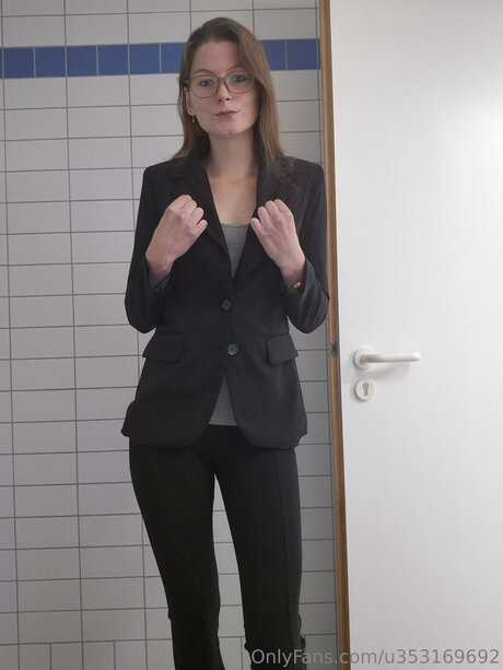 U353169692 best model image