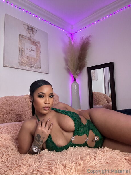 Misskaelynmarievip model naked picture