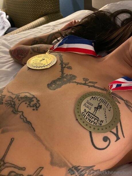 Tkhoneybun model nude image