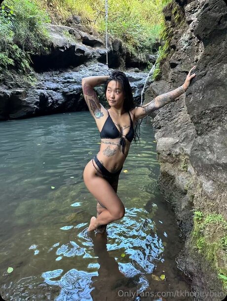 Tkhoneybun naked model image