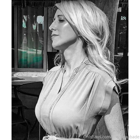 Jenelleaubade nude model photos