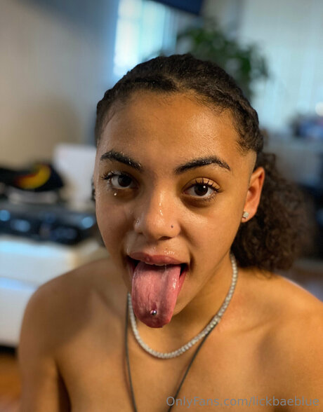 Lickbaeblue sexy model img