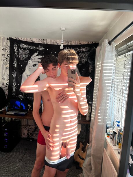 Thebeeb0i pornstar naked pic