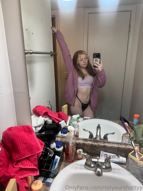 Notyourshortyy naked pornstar img