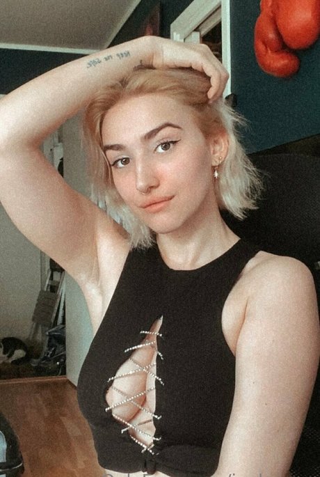 joelenesa model naked photo