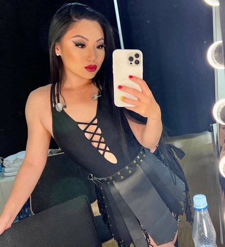 Tina Guo sexy star photo