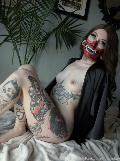 helloyelow erotic model pic