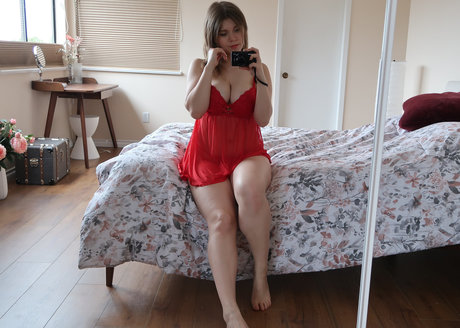 Naomioop model naked photo
