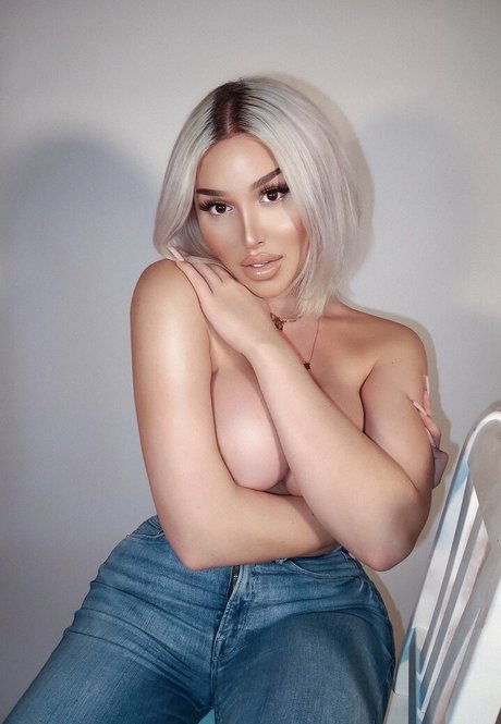 La Demi model pornographic photo