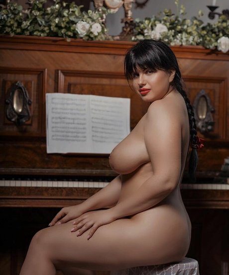 Dasha Dashany model top photo