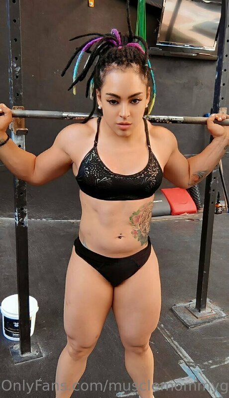 Queenmuscleavery nude model pics