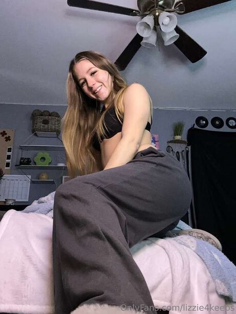 Lizzie4keeps porn model pic