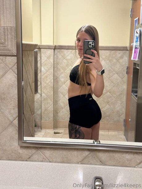Lizzie4keeps naked pornstar img