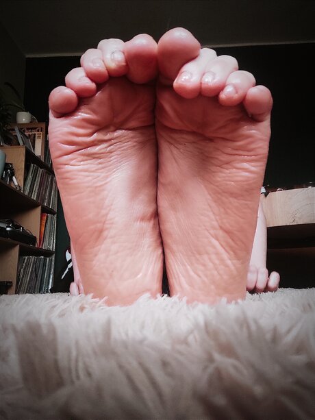Goddessblondiefeet model hot photo