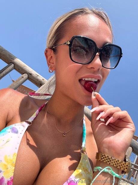 Diana Banana pornstar top pic