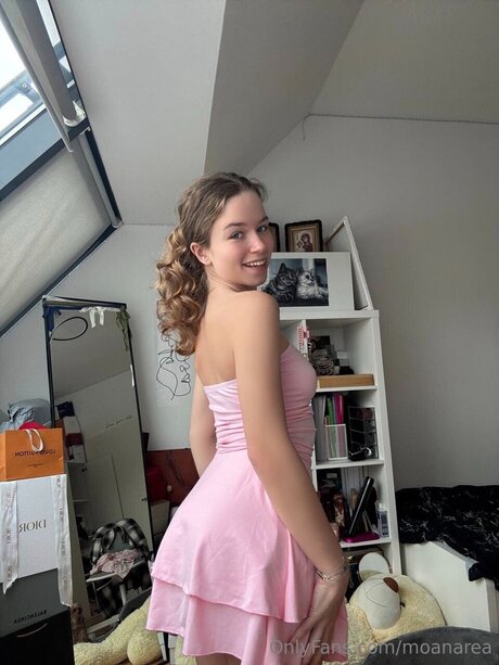 Moanarea nudes model images