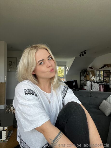 Bellablondofficial adult star pic