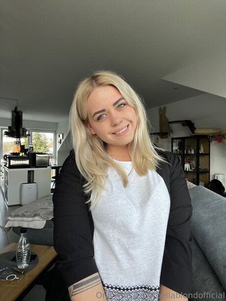 Bellablondofficial sexy actress pic