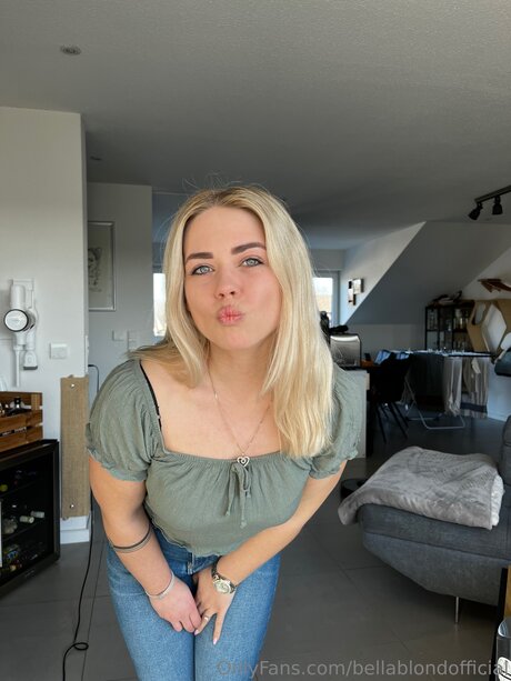Bellablondofficial porn model photo