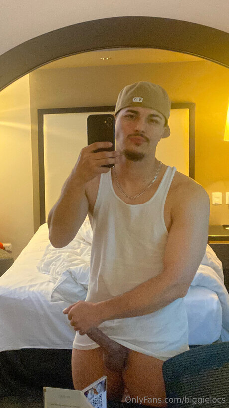 Biggielocs naked model image
