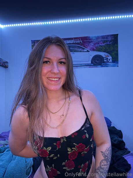 Imstellawhite model top img