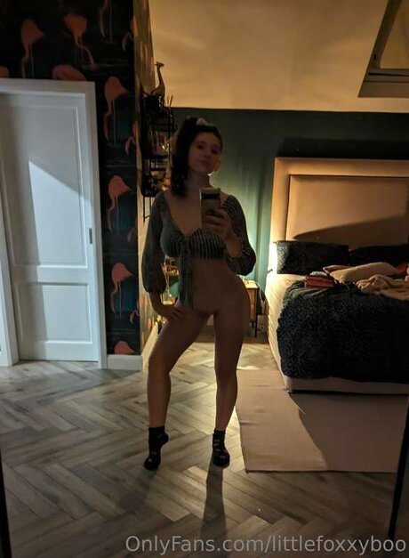 Littlefoxxyboo model naked photo