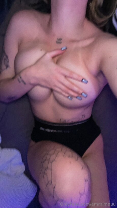 Emmimauu naked model picture